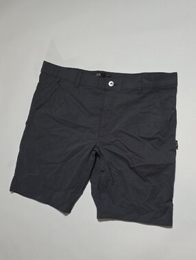 NWOT Men's Oakley performance shorts in a dark grey or "Blackout". Size 38"x20"